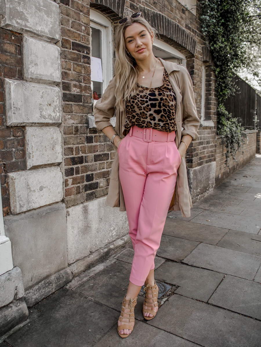 Розовые брюки в сочетании с леопардовым узором