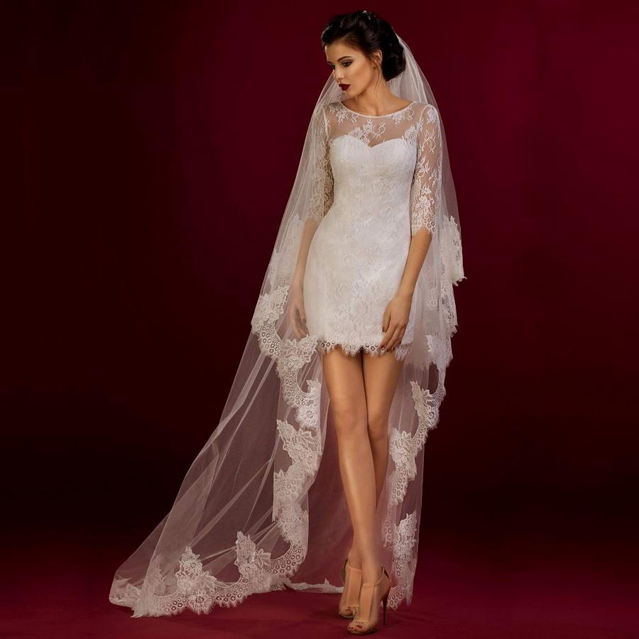 Короткое свадебное платье с длинной фатой