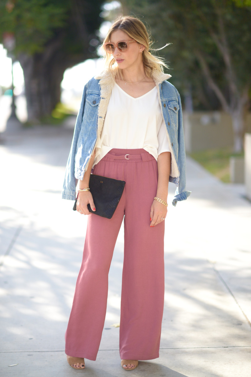 Свободные розовые брюки в сочетании с белой блузкой и джинсовой курткой