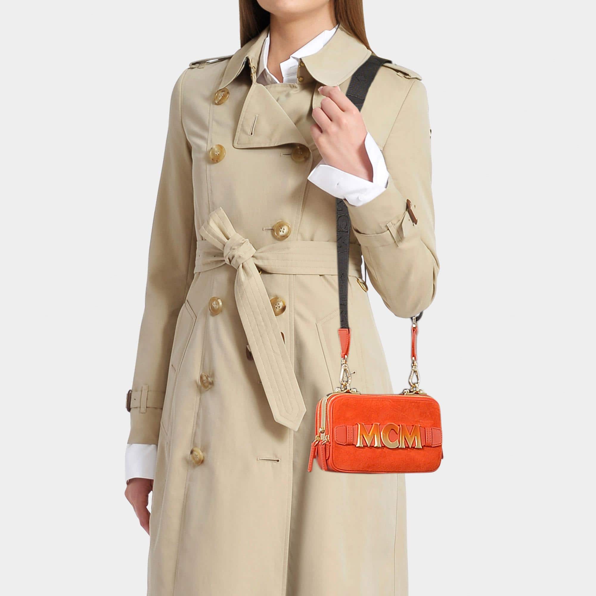 Бежевое пальто и оранжевая сумочка