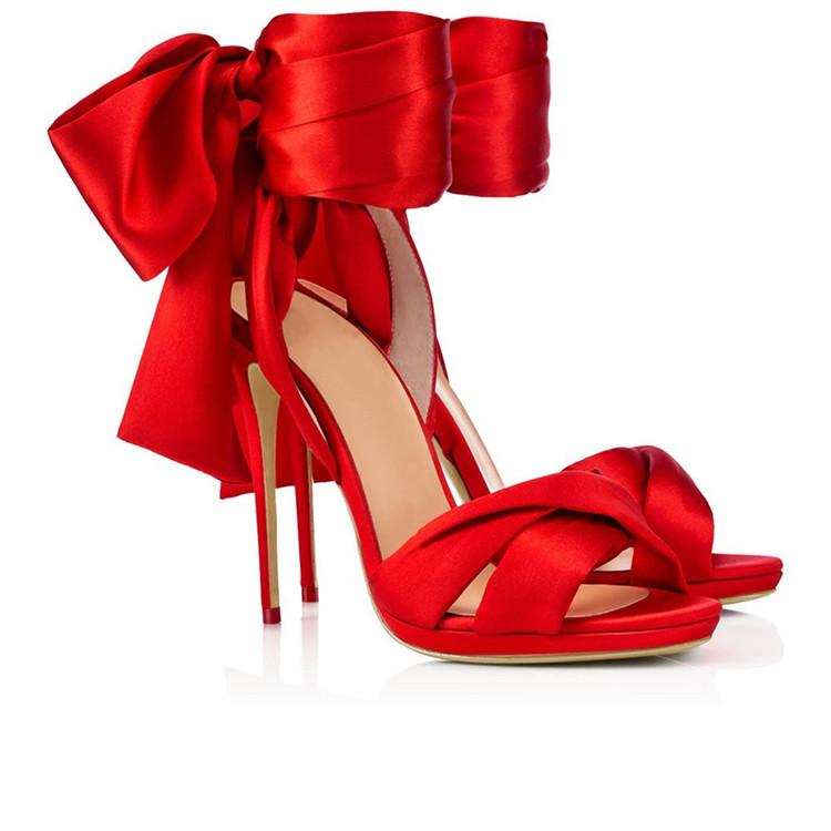 Красные атласные туфли на шпильке
