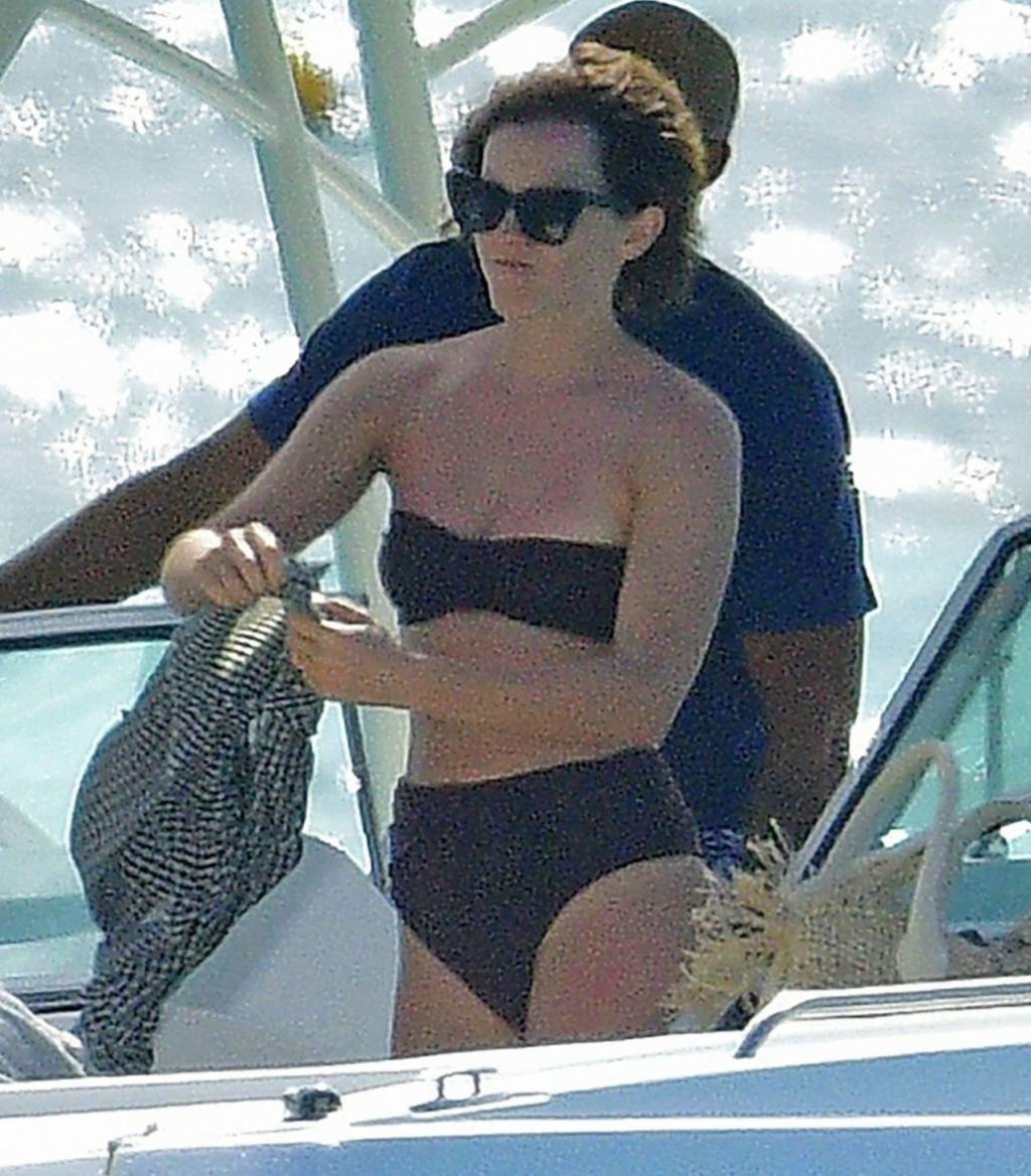 Эмма Уотсон в бикини отдыхает на Барбадосе