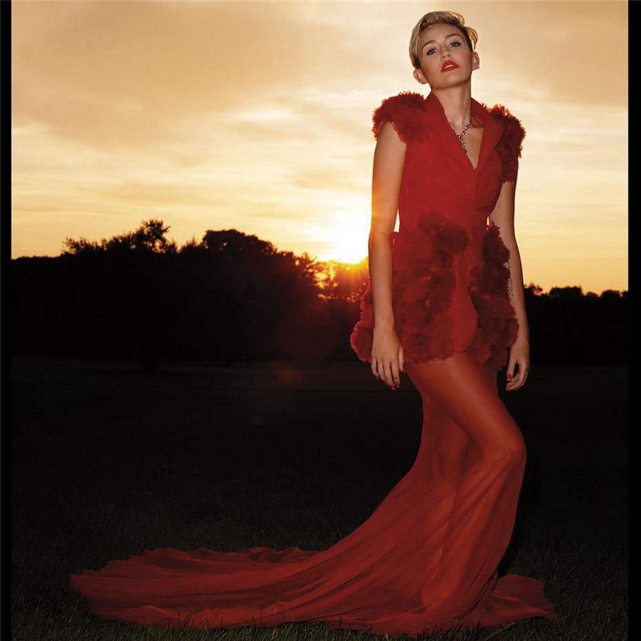 Майли Сайрус надела красное платье с шифоновым шлейфом и декоративной отделкой