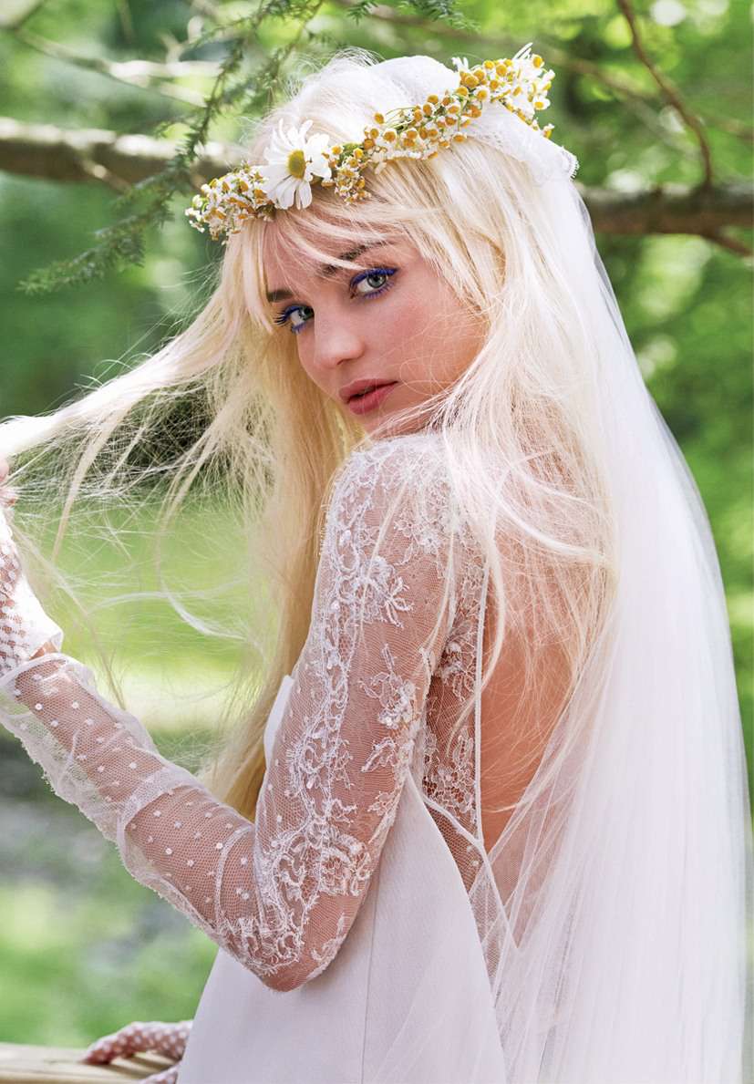 Миранда Керр в свадебном платье цветочным венком на голове