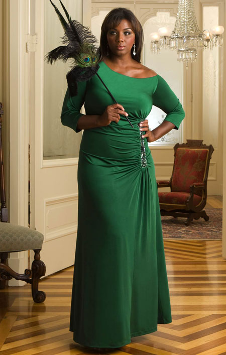 Ярко-зеленое асимметричное платье, украшенное драгоценными камнями