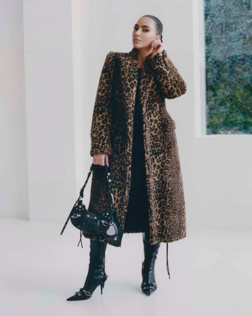 Ким Кардашян в леопардовом пальто Balenciaga весна-лето 2022.