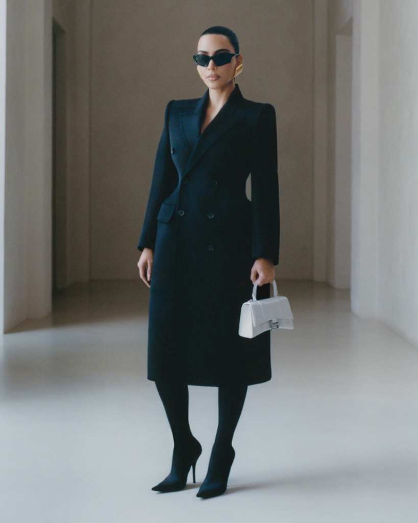 Ким Кардашьян продемонстрировала сшитое на заказ пальто в рекламной кампании Balenciaga весна-лето 2022.