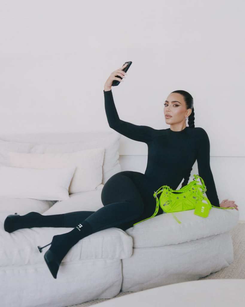 Ким Кардашьян позирует с сумкой Le Cagole в рекламной кампании Balenciaga весна-лето 2022.