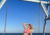 Юлианна-Караулова- в розовом бикини позирует фото